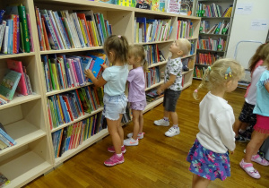 08 Dzieci zwiedzają bibliotekę